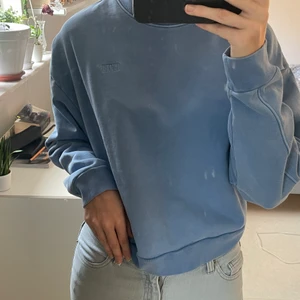 Blå sweatshirt  - Blå sweatshirt från Levi’s💙I fint skick, oversized. Nypris: 750kr 