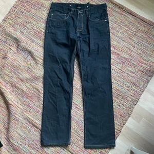 Baggy jeans - Jättecoola baggy jeans som jag säljer för att jag har för många! Jättebra skick ser nästan helt nya ut. Oklart vilken storlek men måtten står på andra bilden. 