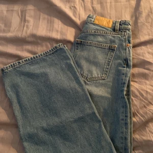 Jeans  - Jeans från monki i storlek 25. Dem är sparsamt använda, säljer för 100kr + frakt. Pris kan diskuteras vid snabb💕💕