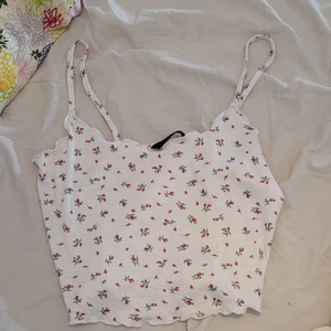 Storlek s - Säljer nu ett jätte gulligt linne med små rosor på💕 den är använd en till två gånger så den är i mycket bra skick köparen står för frakten 📦💋