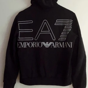 Armani hoodie - Hoodie från Emporio Armani. Bra skick. Det står ingen storlek men passar mig som är xs.