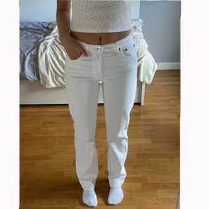 Vita mid rise jeans från Zara i storlek 38. Jag är 175 cm lång.💙