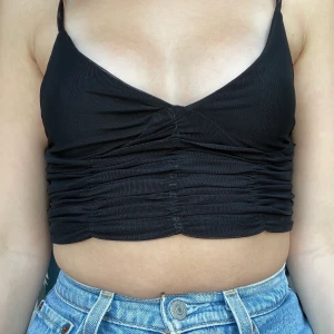 Svart linne från Zara - Säljer detta svarta linne som är helt oanvändt! För min egna smak är den lite liten på mig, men säkert super fin på nån annan! Köpte den för 149 kr och säljer för 69 kr + 29 kr frakt!❣️ 