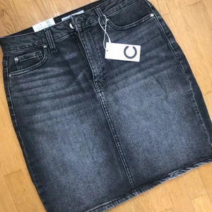 Jeanskjol - Stentvättad svart jeanskjol från Cubus i storlek M. Endast testad med tags kvar   Köparen står frakt 