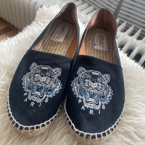 Kenzo espadrillos - Jätte fina kenzo skor använda Max 8 gånger då det inte riktigt är min typ av sko. Köpa för 1800 och är i storlek 41, lite små i storleken då jag annars har 40