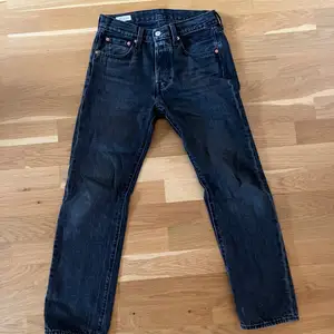 Svart/gråa Levis 501 jeans. De är i väldigt bra skick och är i storleken W27 L28. Köparen står för frakten!