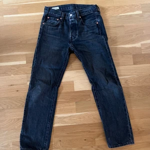 Levis Jeans - Svart/gråa Levis 501 jeans. De är i väldigt bra skick och är i storleken W27 L28. Köparen står för frakten!