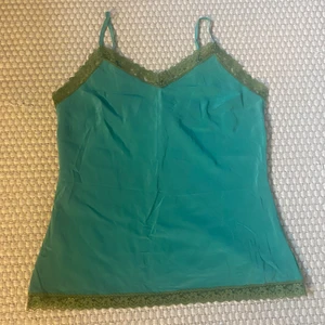 Linne - Supercoolt linne köpt av mig secondhand i somras. Fin färgkombination med grönt och blått💙