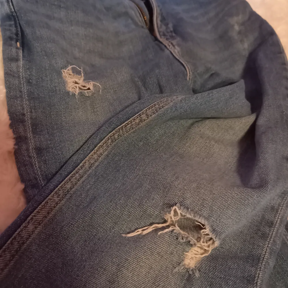 Detta är ett par byxor jag inte andvänt alls eftersom jag ej gillade dom på har bara testat dem. De är från H&M i storlek 140/ 9-10 år gammal i färgen ljus blå. Det finns vissa hål på byxorna. Köparen står för frakt. Jeans & Byxor.