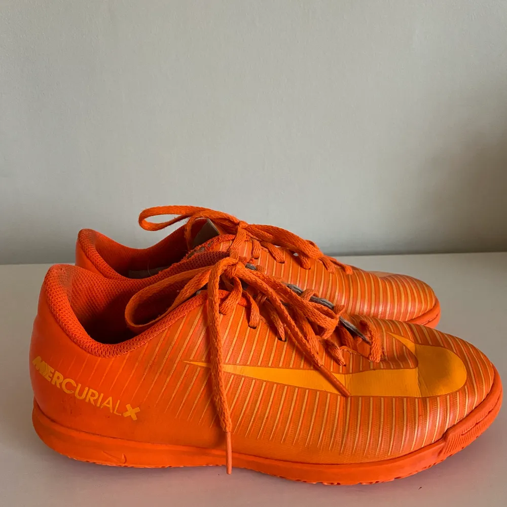 Nike sportskor i storlek 38,5. De Àr i andvÀndt skick och Àr frÀmst avsedda för inomhus fotboll. . KengÀt.