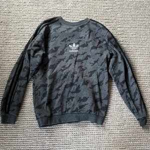Adidas Originals  - Riktigt cool och unik adidas originals crewneck. Säljs tyvärr då den blivit för liten. Sitter oversized.