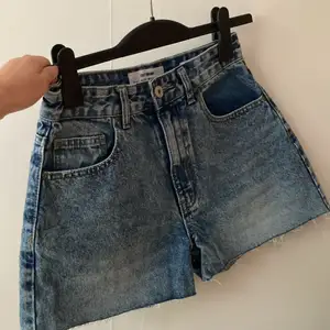Ett par oanvända jeans-shorts i storlek 36 från Cotton:on. De är högmidjade och rätt så liten i storleken!
