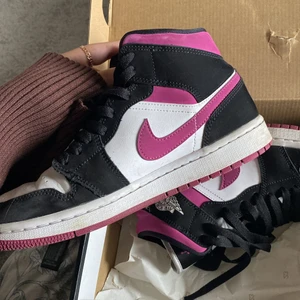 Jordan 1 - Superfina jordans som jag tyvärr inte använder längre. Skorna är köpta för 2000kr, men säljer de för ett bättre pris. Skorna är använda, men tycker ändå att de ser hyfsat fräscha ut! 😁pris kan diskuteras 🥰