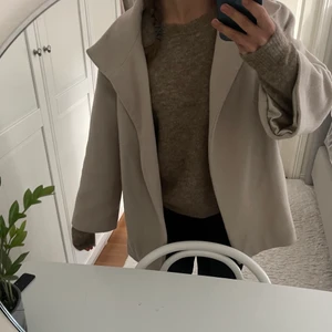 Beige kappa - Säljer denna beiga kappa. Står ingen storlek men passar mig som vanligtvis är en S💕💕 perfekt nu till hösten. 