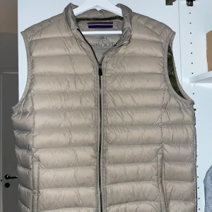 Snoot väst - En super fin beige snoot väst. Köpt förra året. Knappt använd.