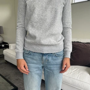 Tommy Hilfiger Collegetröja - Knappt använd Tommy hilfiger tröja! Väldigt bra skick passar både killar och tjejer🫶🏽 Säljer då den är för liten för mig! XXS men köpt i USA vilket gör den större i storleken💓