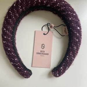 Beck Söndergaard  - Säljer ett helt oanvänt Beck Söndergaard diadem som har prislappen kvar. Jättefint till hösten! Nypris 200 