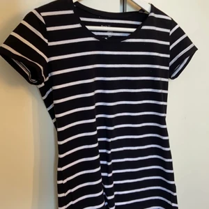 Randig t-shirts  - Säljer min randiga t-shirts då jag inte använder den, använt den 1-3 gång max! Köparen står för frakten! Frakten är 45kr TRYCK INTE PÅ KÖP NU!! 