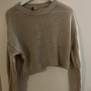 Stickad tröja - En snygg stickad tröja från HM. Den är beige och lite kortare. Skriv för mer info 🤎