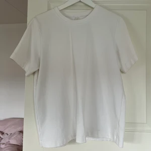 Vit T-shirt - Vit klassisk tröja ifrån Arket. Dåligt ljus på bilderna men den är kritvit! Storlek L så sitter ocersized på mig som är en S/M. Tjockt härligt material. 