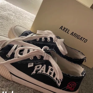 Axel arigato  - Säljer dessa Axel arigato sneakers från ett limited edition släpp. Storlek 38, köpta för 1700kr och är i skick som om de vore nya då de endast är använda några få gånger!
