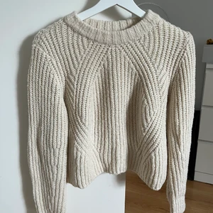 Stickad tröja - Stickad krämvit tröja från only. Fint skick, använd ett fåtal gånger. Storlek XS. Köparen står för frakten💗