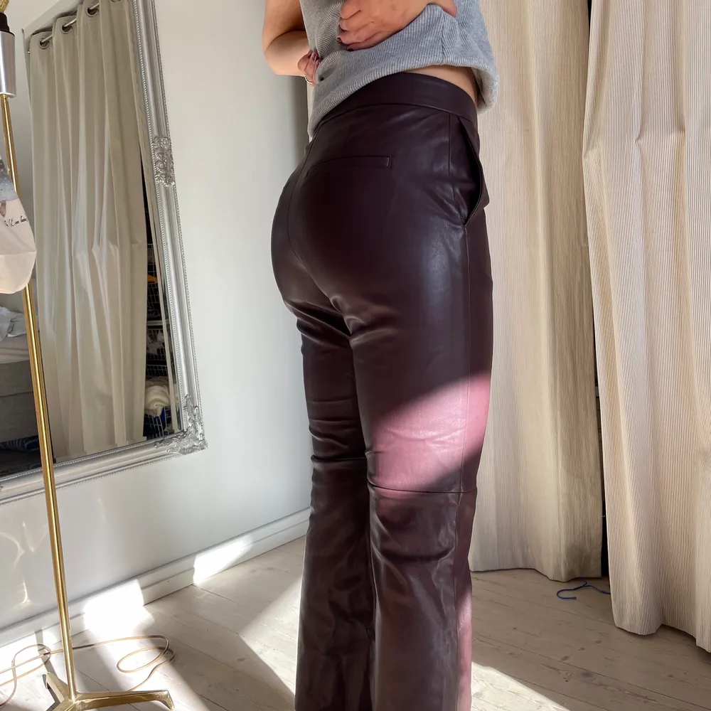 Säljer mina mörkröda skinnbyxor från Wera, endast använda vid ett tillfälle. Så fina nu till hösten. Jag är 170 lång för referens :)). Jeans & Byxor.