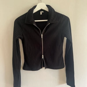 Nelly tröja - Tröja med blixtlås från Nelly! 