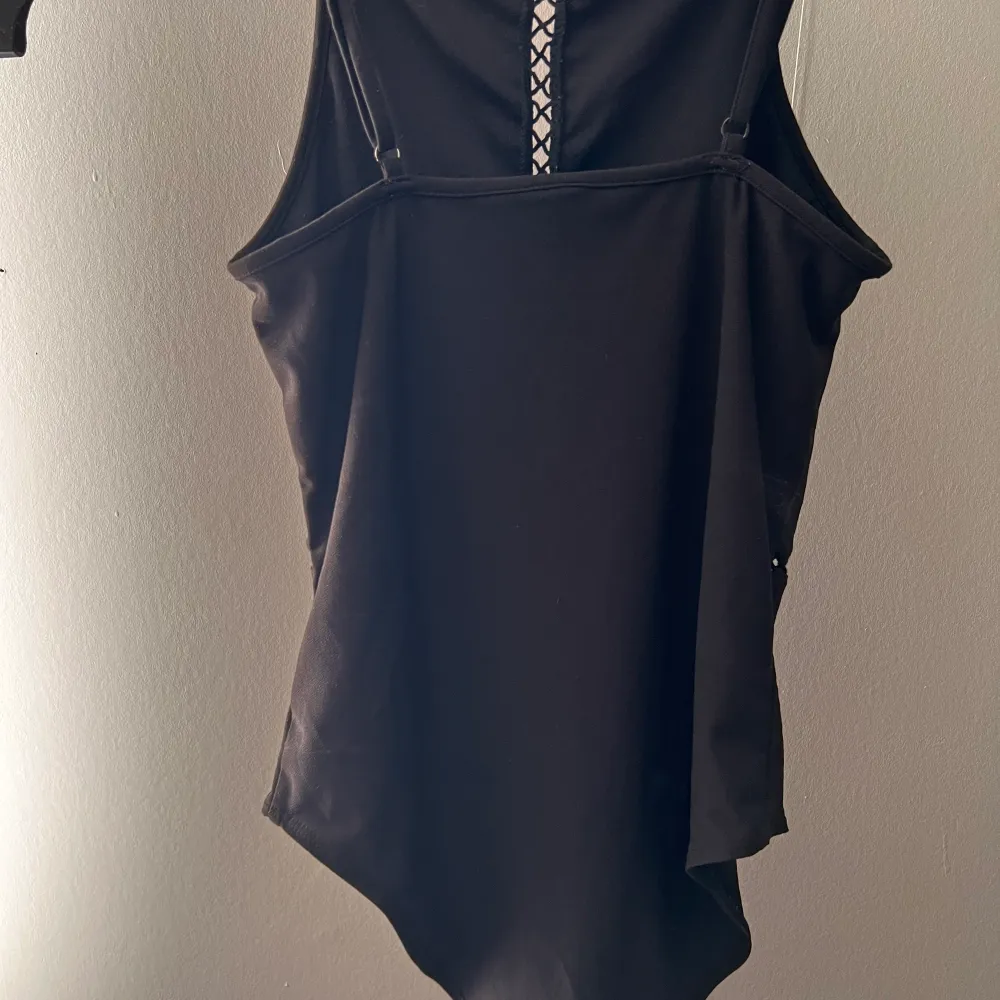 En svart bodysuit som kommer ifrån H&M. Stl S men mer som en XS. Den har knappt blivit använd så den är i bra skick. Säljer den pga den inte kommer till användning🤍 (Obs står ej för frakt eller postens slarv). Tröjor & Koftor.