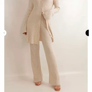 Oanvänt Set från chiquelle - Helt oanvänt o jätte mysigt set som jag fick hem för nån vecka sen. Det var fel storlek för mig och säljer nu vidare. Köptes för 600kr Det är storlek M/L