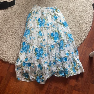 Blommig kjol - Fin blommig kjol som aldrig är använd! Lite längre💘