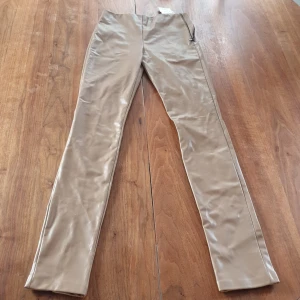 Zara leggings - Stl S, konstläder, hi-rise, oanvända 