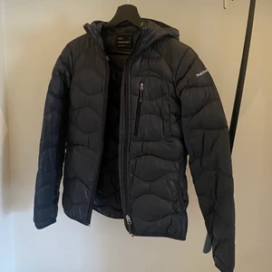 Peak performance jacka  - Svart Peak performance jacka i strl S, dammodell. 🤎🍂 Använd men i fint skick. Köpt för över 2000kr. Frakt 66kr eller möts upp i Stockholm.