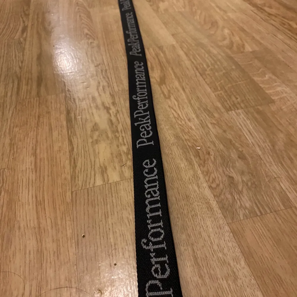 Peak performance nyskick använd ett par gånger Köpt för 400 kr säljer för 200 kr . Asusteet.