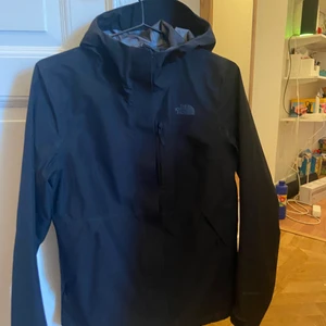 The North Face skaljacka  - Skaljacka i stl.S i Jättefint skick. Sitter figurnära. Sann i storlek. 