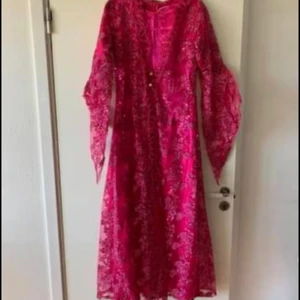 En rosa kurdisk klänning för barn - Klänningen är 141 cm i längden och 39 cm bred vid midjan.  Det är en barn klänning, hade passat typ 12-14 åringar.