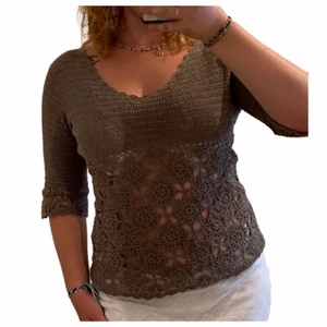 Grön virkad tröja - En jättefin och bohemisk virkad grön tröja från Lindex. Gammal modell tror inte de går att få tag i. Skulle passa ngn med mindre bröst. Storlek L passar mig med M pris går att diskutera   Lägger även upp mer nytt på min sida, kolla härna in och kika❤️❤️