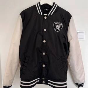 Varsity jacka  - Snygg Raiders varsityjacka - liten fläck på ena armen annars är den i väldigt fint skick 