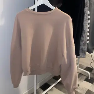 superfin tröja, den ser beige ut på bilden men är lite mer åt de lila/rosa hållet i färgen. Säljs pga att de inte kommer till användning längre💕 (fint skick)