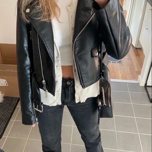 Skinnjacka - Säljer denna jätte snygga skinnjacka från Nelly, köparen står för frakt, 250 om du ska köpa dirrekt💖💖 (lånade bilder men kan skicka fler)