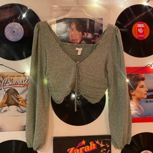 Grön topp - En grön topp från H&M, köptes förra våren😙 använd typ 2 gånger🥲 säljer därför vidare😀 frakten ligger på 66kr och betalas av köparen📦