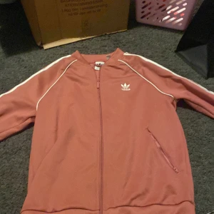 Adidaskofta stl M  - Nytt skick Ej använd