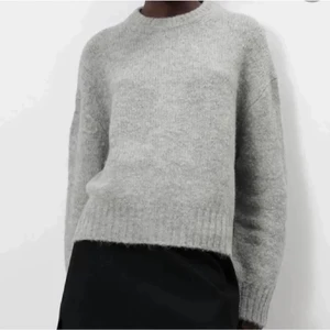 Stickad tröja  - Säljer min populära stickade tröja från zara säljer ändats med bra bud ❤️ nypris 500 kr ganska sliten skulle oxå tänka mig att byta mot en annan stickad tröja 