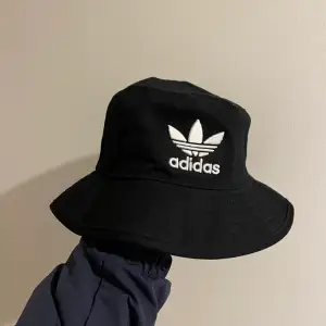 Hatt från adidas. Svart. Onesize. 100:- Köpare står för frakten.