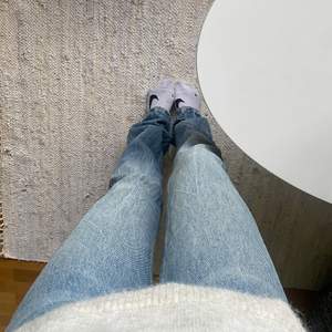 blå/grå mid rise jeans från zara, såååå himla fina 🙌🏽🙌🏽 skriv för fler bilder  💕 BETALA VIA SWISH INTE DIREKT I APPEN TACK! postar spårbart :))