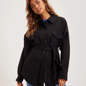 Nelly Shacket - Nelly Shacket köpt i våras för 749. Storlek 36