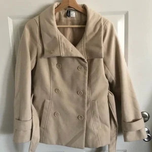 Beige kappa - Beige kappa från HM storlek 38 men passar en 34-36. Helt oanvänd.