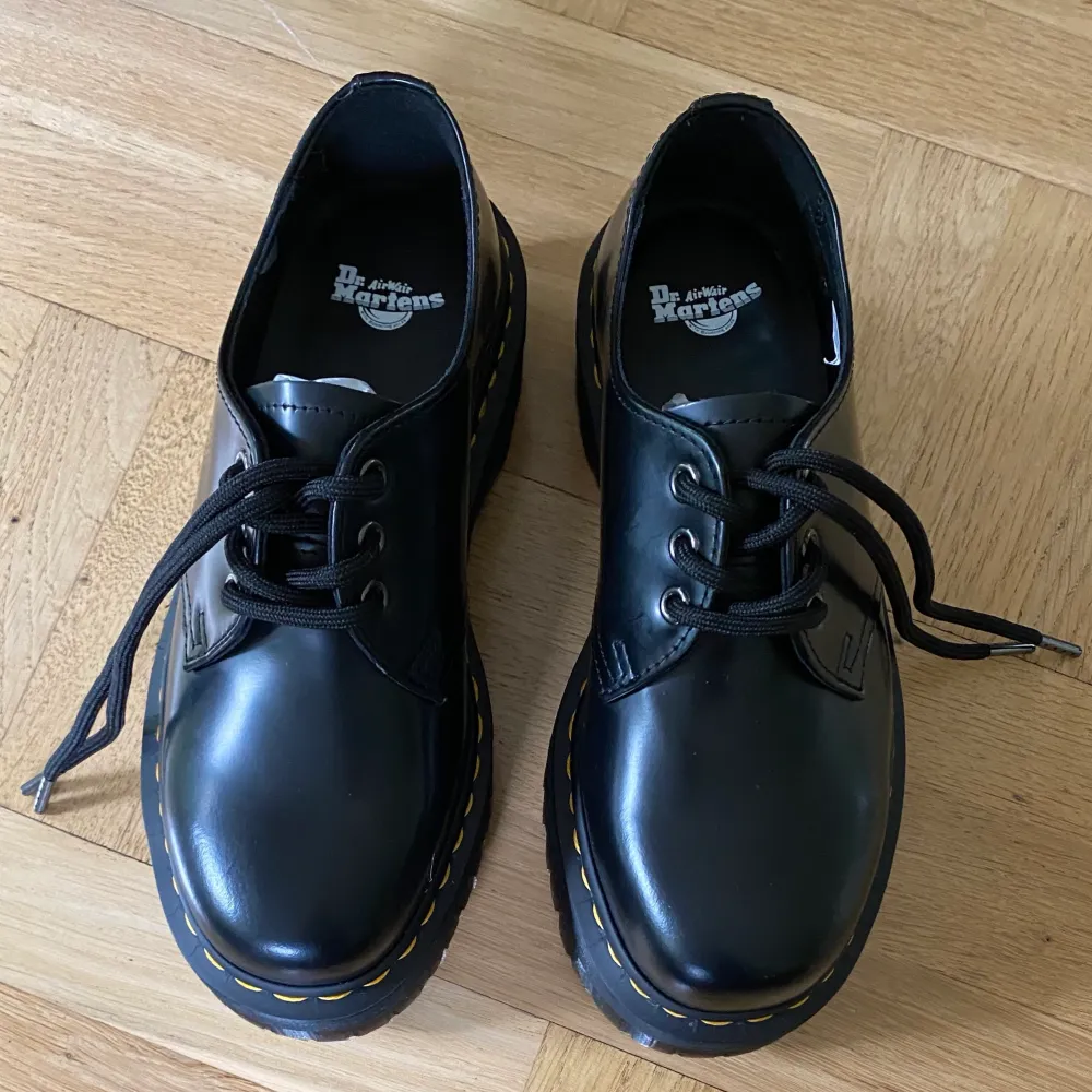 Svarta, låga platform/platå skor från Doc Martens. 1461 Quads/Quad retro. Storlek 38. Aldrig använda då de var för stora för mig och jag inte hann använda de. Fler bilder kan skickas vid efterfrågan:) Inköpta för 2 000. . Skor.