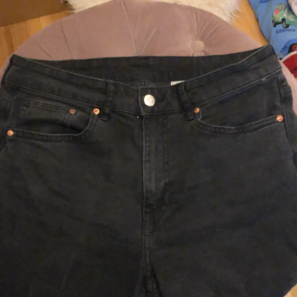 Säljer dessa byxor då de blivit för korta för mej jag är 168cm. Dom är i fint skick och har lite mer stretchigt material💕. Jeans & Byxor.