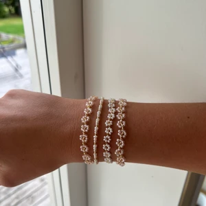 Pärlarmband - Pärlarmband med valfri storlek, färg & mönster 💐 2 armband för 32kr, 3 armband för 42kr, 4 armband för 52kr, 5 armband för 62kr. Blomarmband kostar 40kr Frakten kostar 13kr 🌸